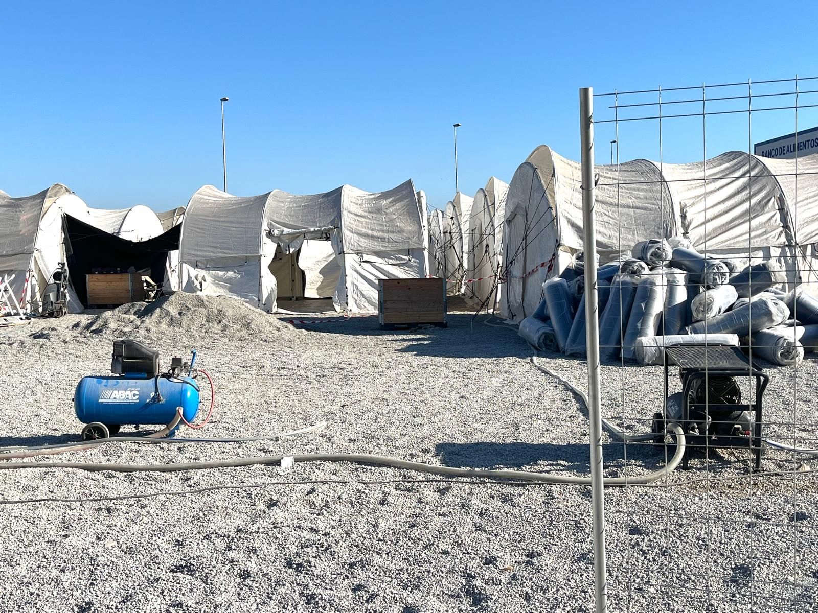 Campamento provisional de acogida de migrantes en Muelle de Poniente, el Puerto