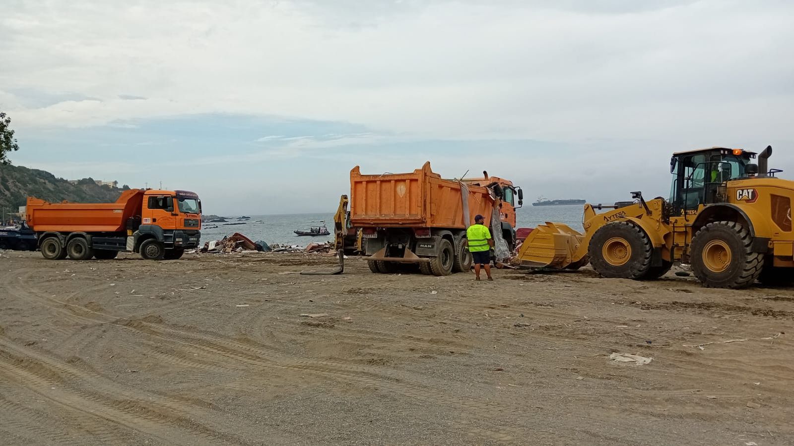 La Ciudad inicia la limpieza de la primera fase de la playa del Trampolín