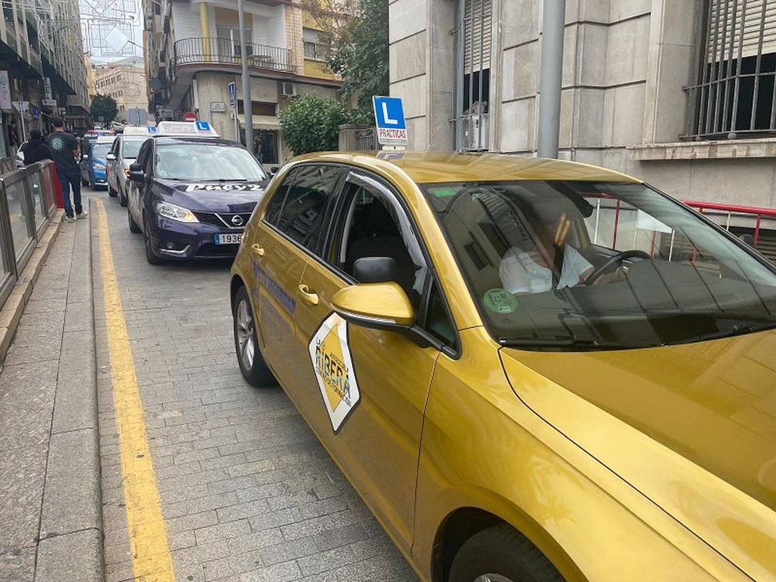 Varios coches durante la manifestación de autoescuela frente a la Delegación del Gobierno. / FOTO REDUAN