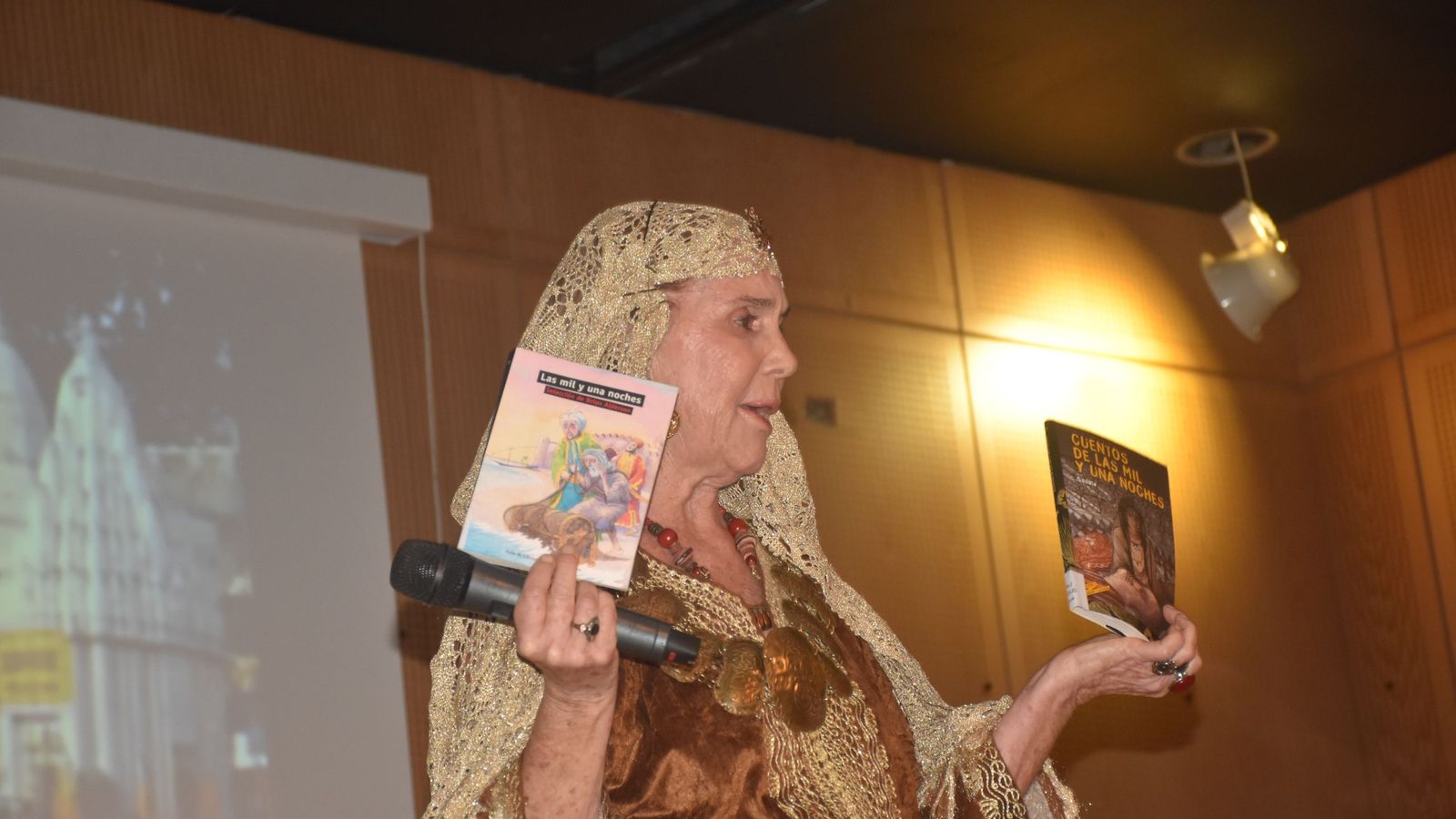 Sherezade durante el acto 'Por un pacifismo activo' organizado por el Club de Lectura de la Biblioteca Adolfo Suárez