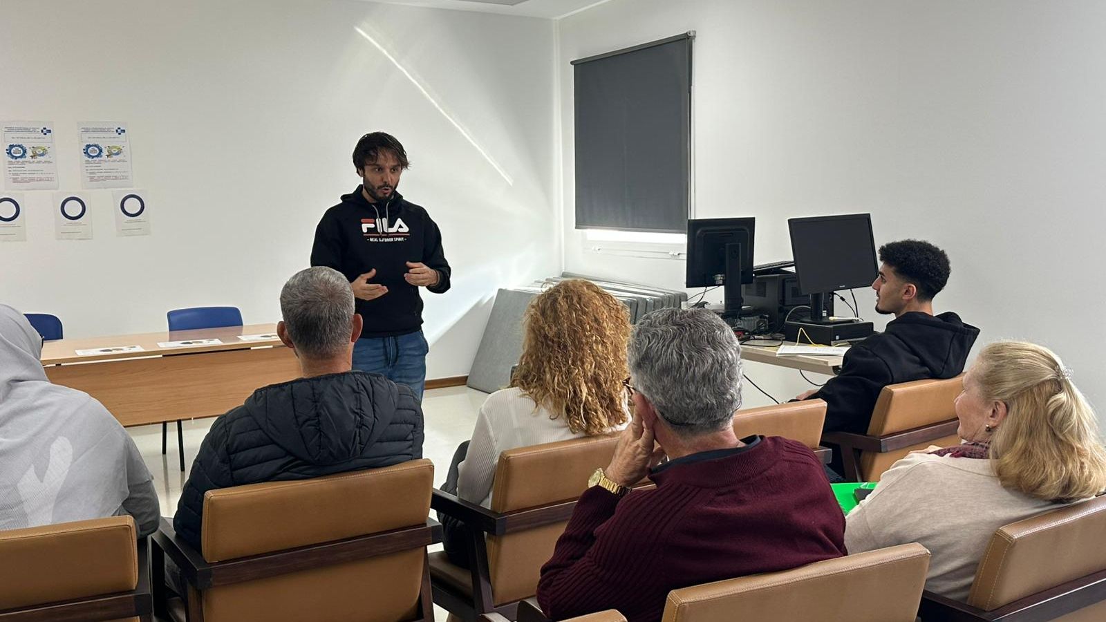 Uno de los monitores, en la charla explicativa