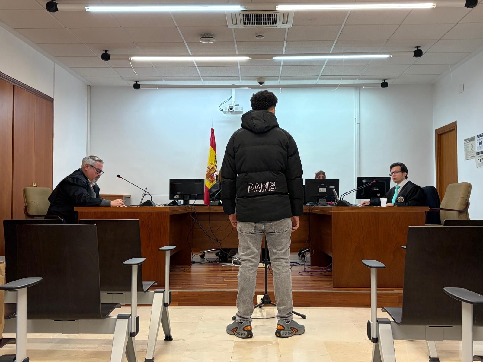 El acusado en el banquillo de la Sección de lo Penal del Tribunal de Instancia de Ceuta (plaza 1)