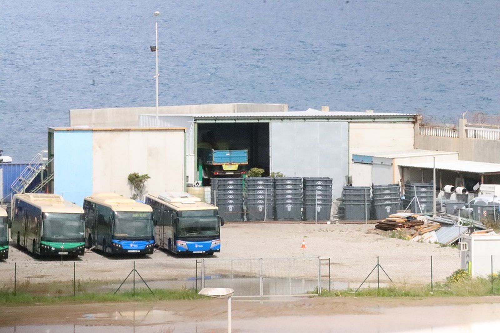 Aunque inicialmente era de manera temporal, los autobuses antiguos de Amgevicesa siguen ocupando un espacio en la sede del Servicio de Limpieza dificultando el día a día. FOTO REDUAN