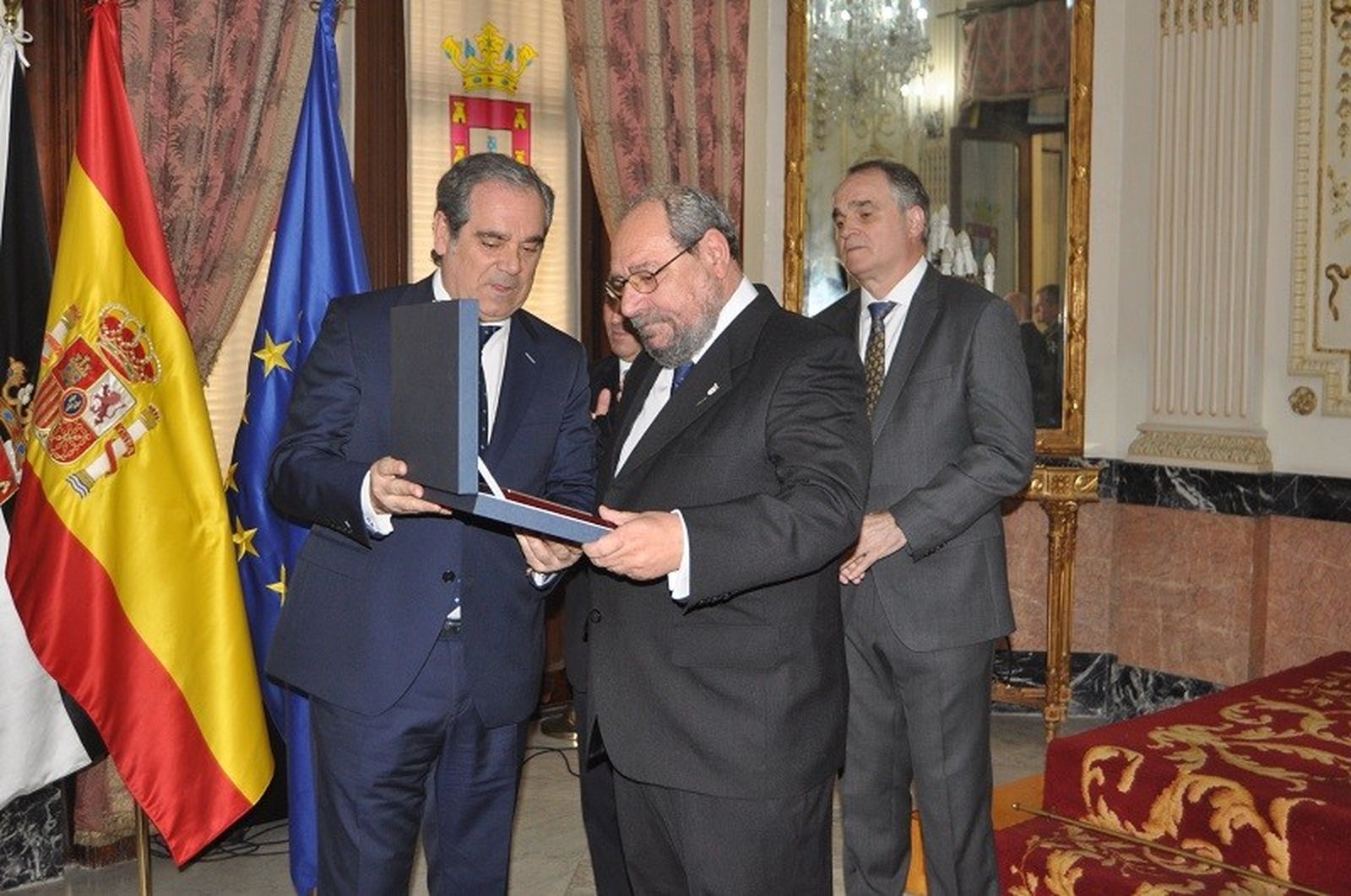 Antonio José Ruiz recibiendo el Escudo de Oro del Colegio de Farmacéuticos de Ceuta en 2017. / FOTO EL PUEBLO
