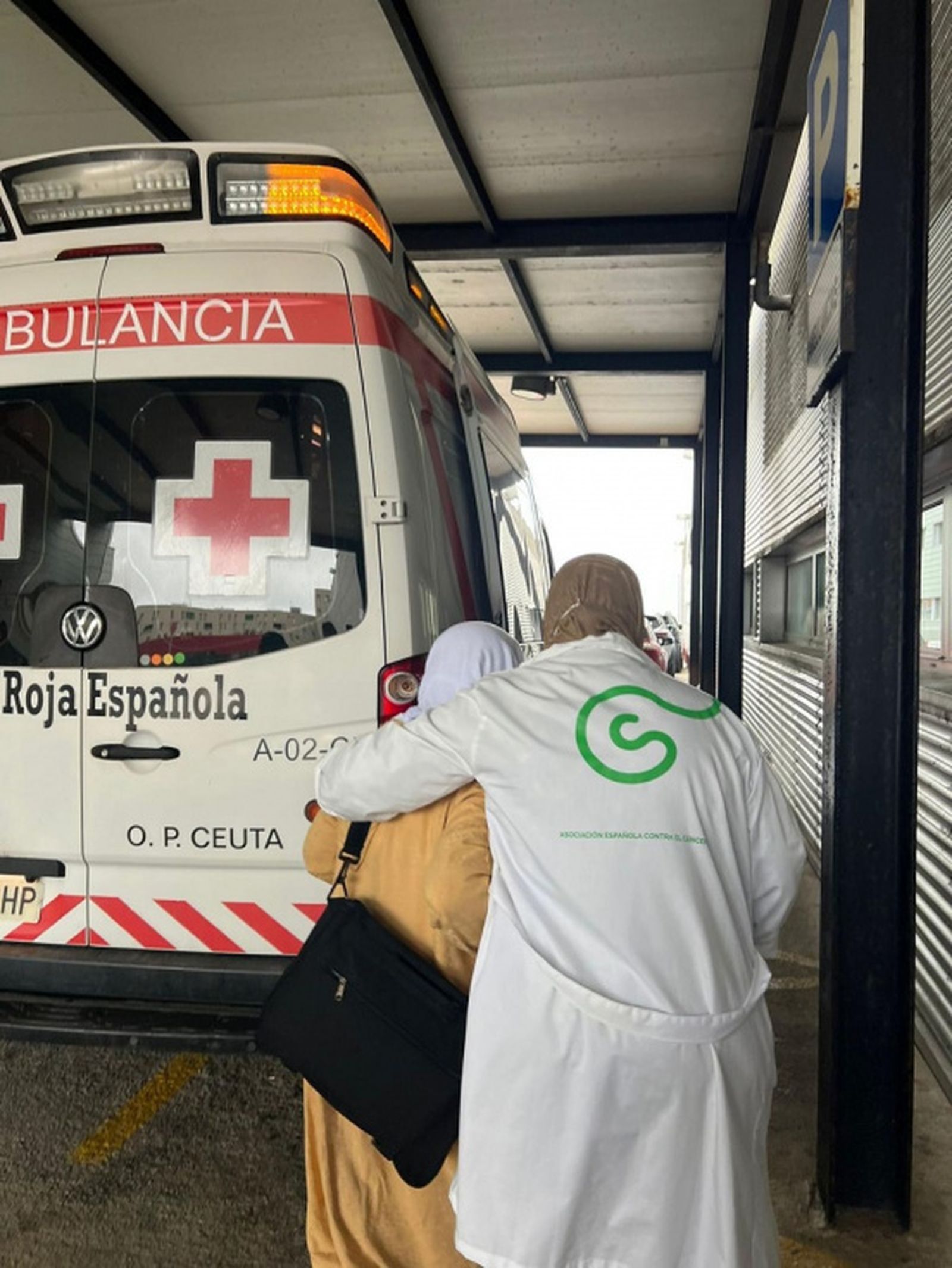 Una voluntaria de la AECC acompaña a una enferma oncológica al hospital. / FOTO CEDIDA