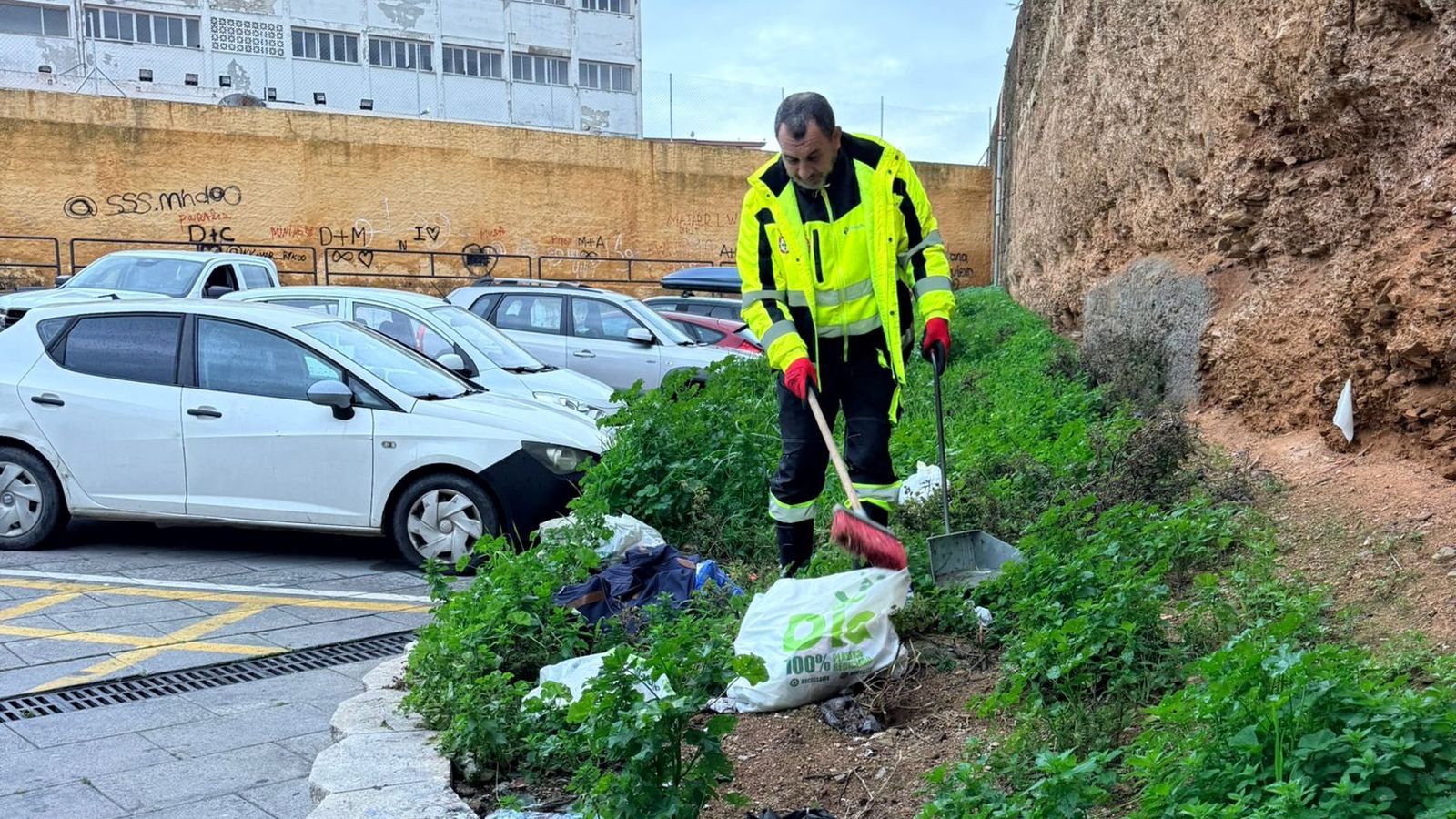 Un trabajador limpiando la zona de las Murallas en Villajovita