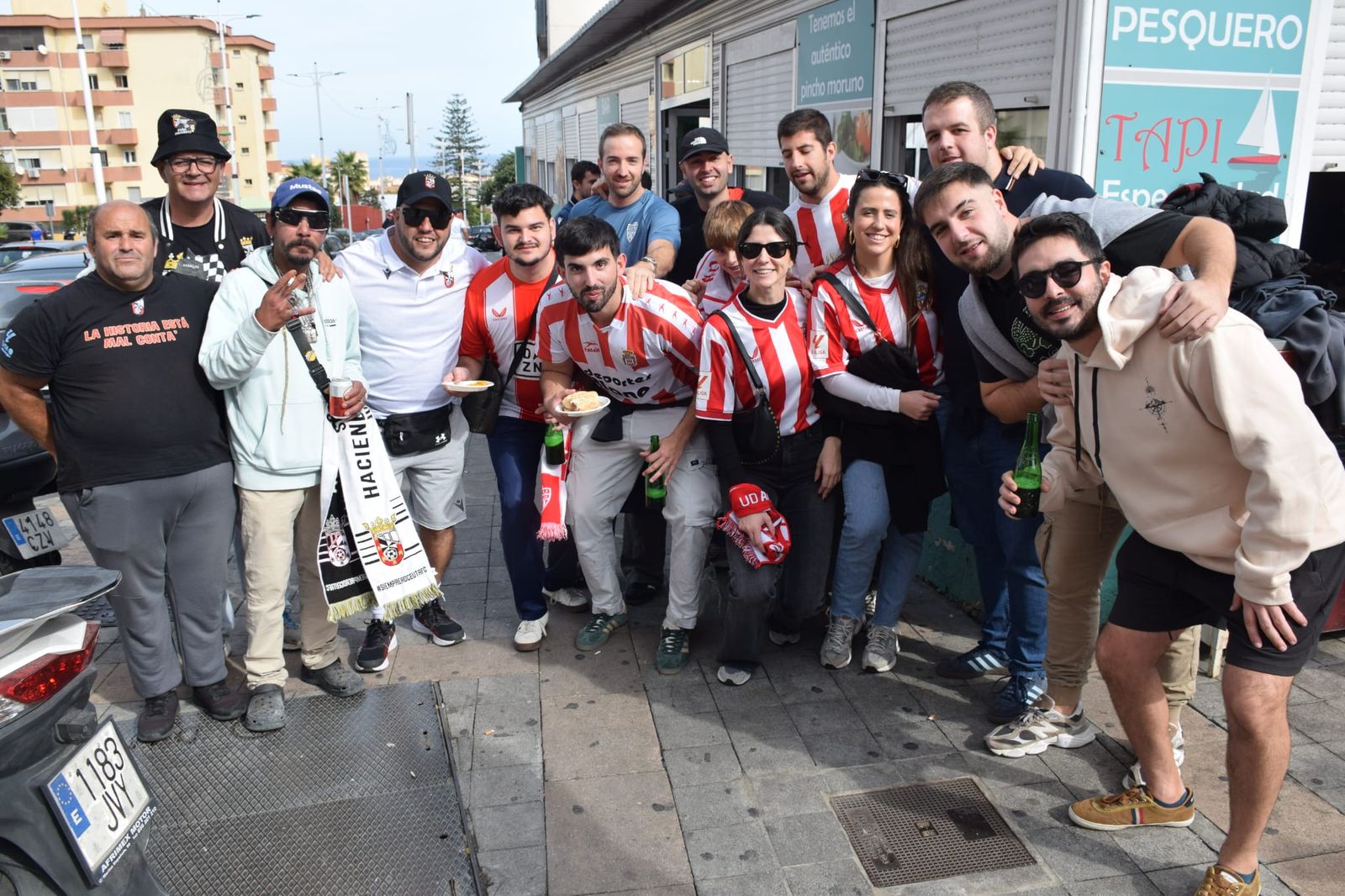 Las aficiones de Ceuta y Almería disfrutan del buen ambiente en la previa al partido
