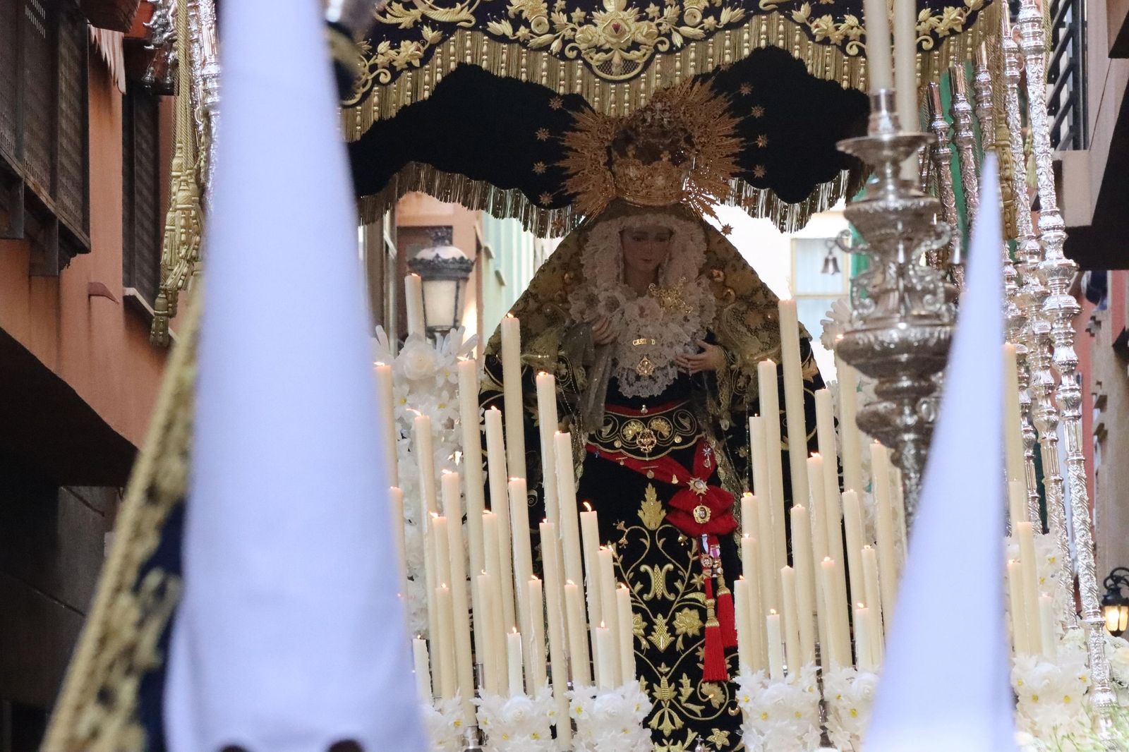 Cuarenta y cinco hombres bajo las trabajaderas y uno "ayudando desde el cielo"