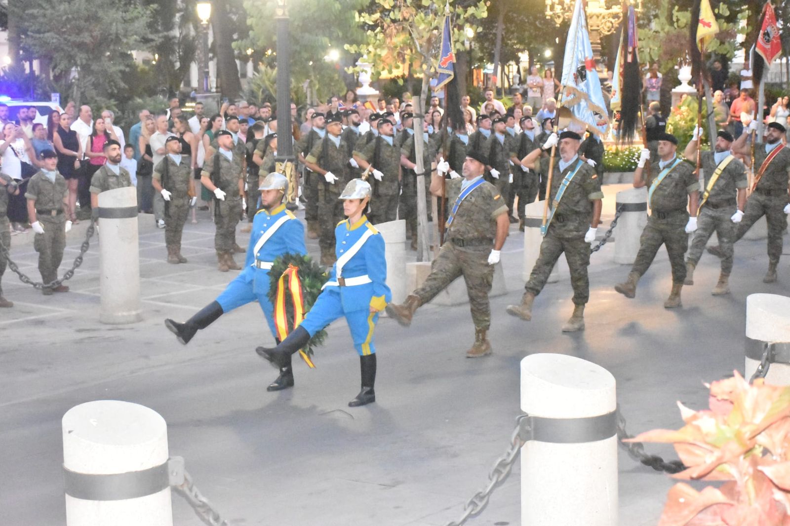 Así fue el arriado de bandera en la plaza de África