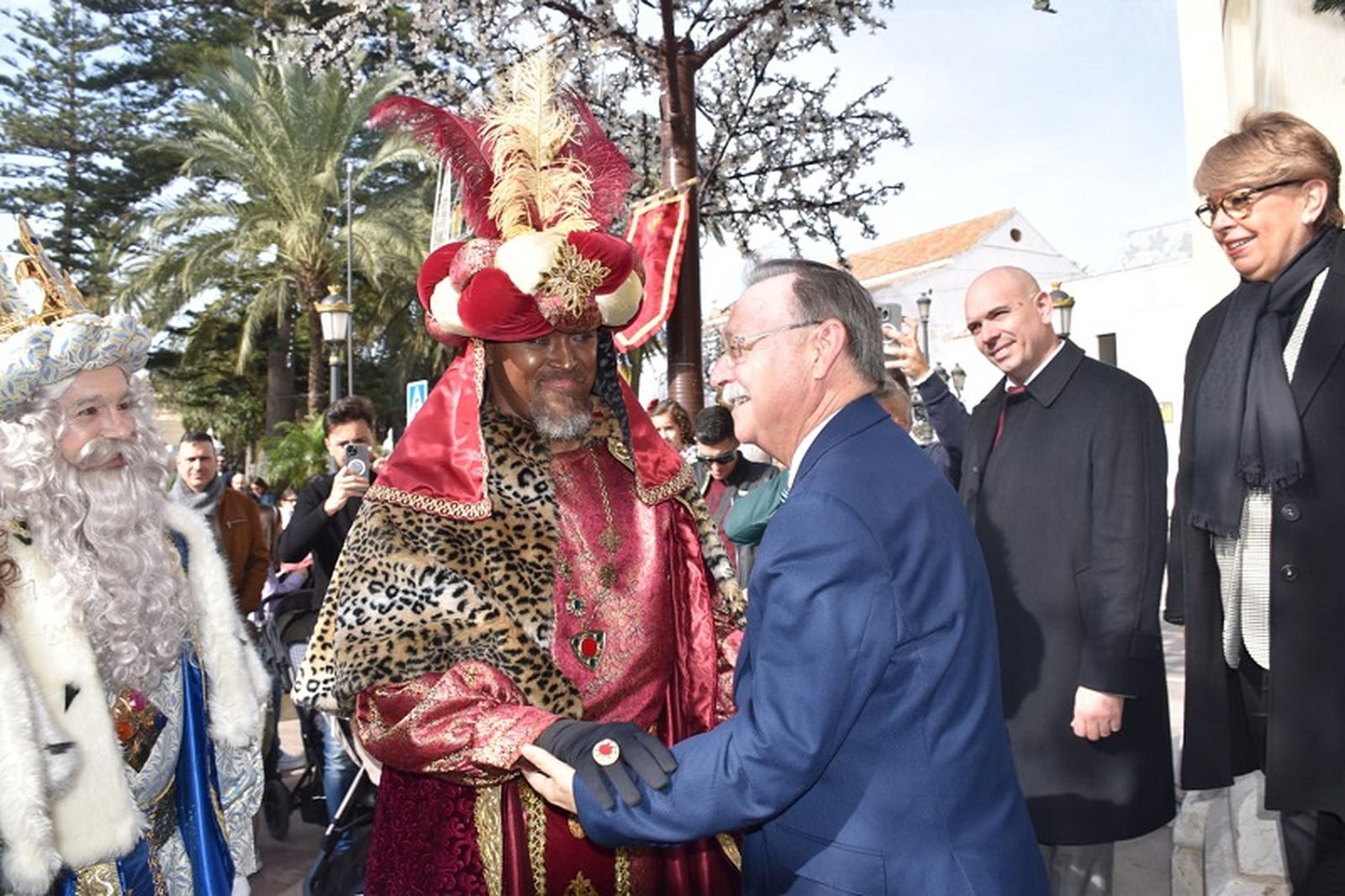 El presidente de la Ciudad, Juan Vivas, recibe a los Reyes Magos a las puertas del Palacio de la Asamblea/ FOTO NICOL'S