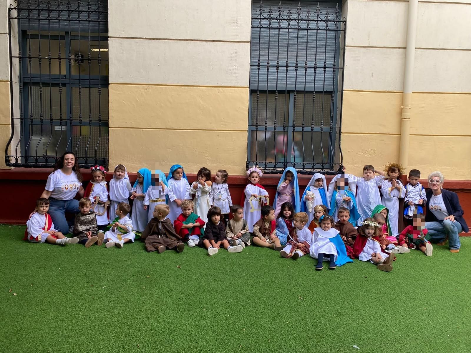 El Colegio San Agustín cambia los disfraces de Halloween por una fiesta llena de santos y vida