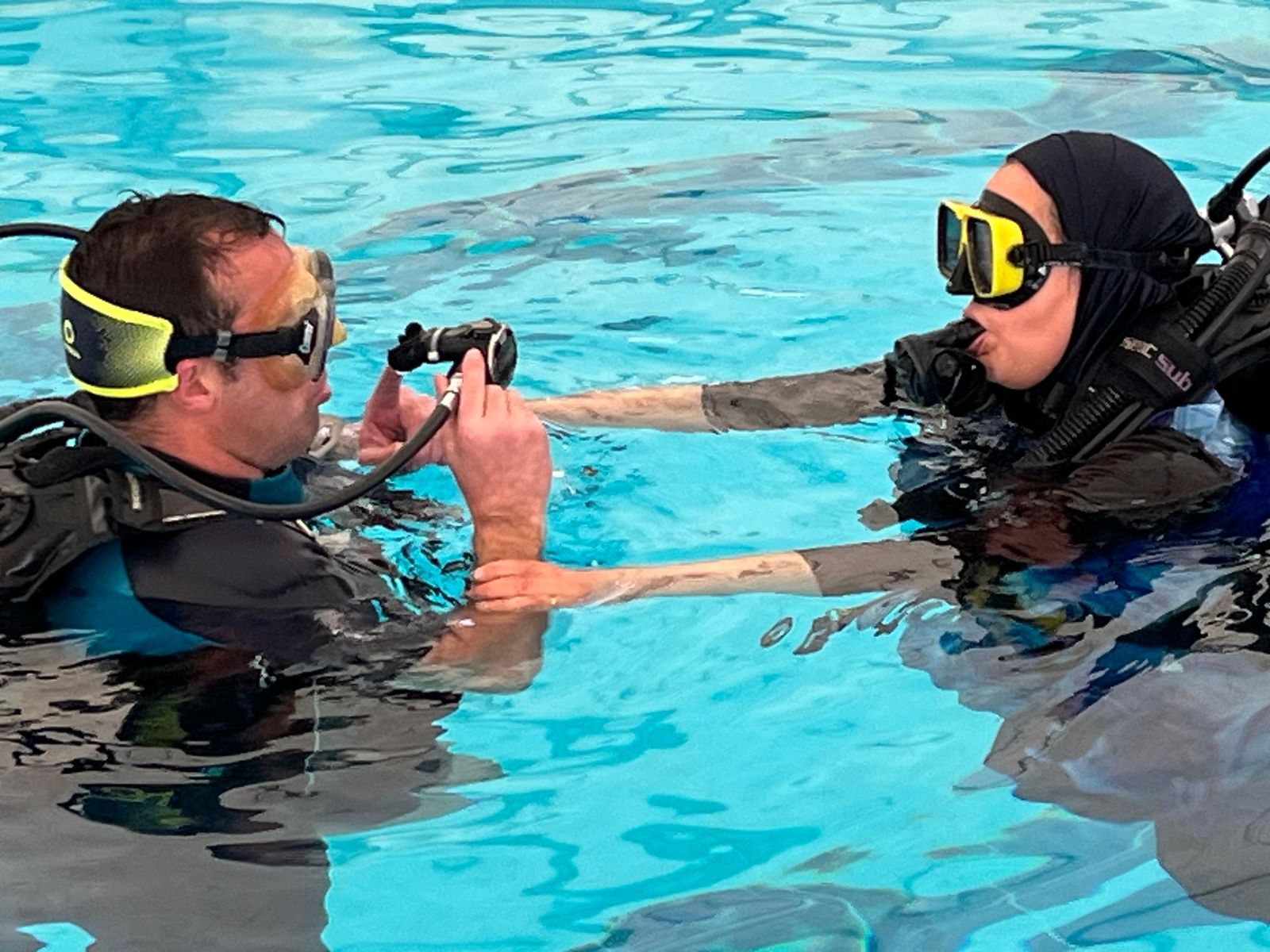Más de 70 mujeres se sumergen en Ceuta en un bautismo de buceo para celebrar el 8M