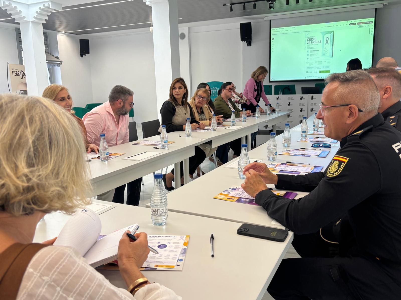 Reunión sobre los protocolos a seguir en el Centro de Crisis 24 horas.