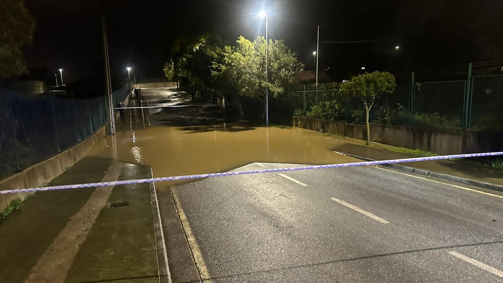 Accesos inundados y cortados por la Policía Local tras el paso de la borrasca Marta