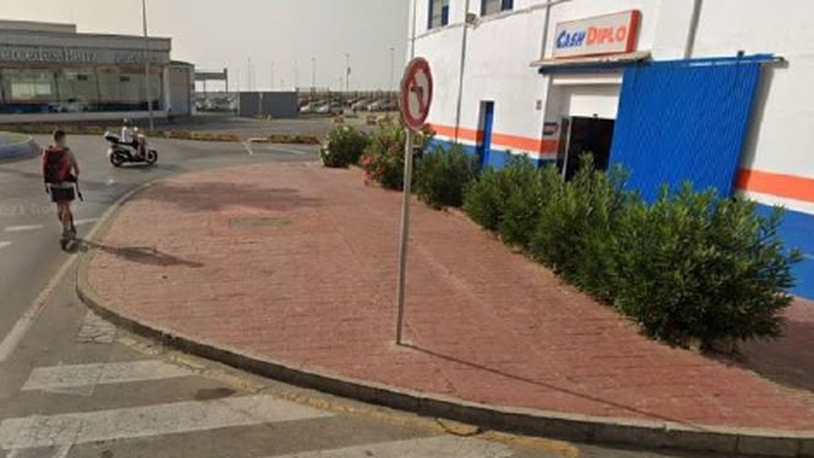 El acerado del CashDiplo, en Ceuta