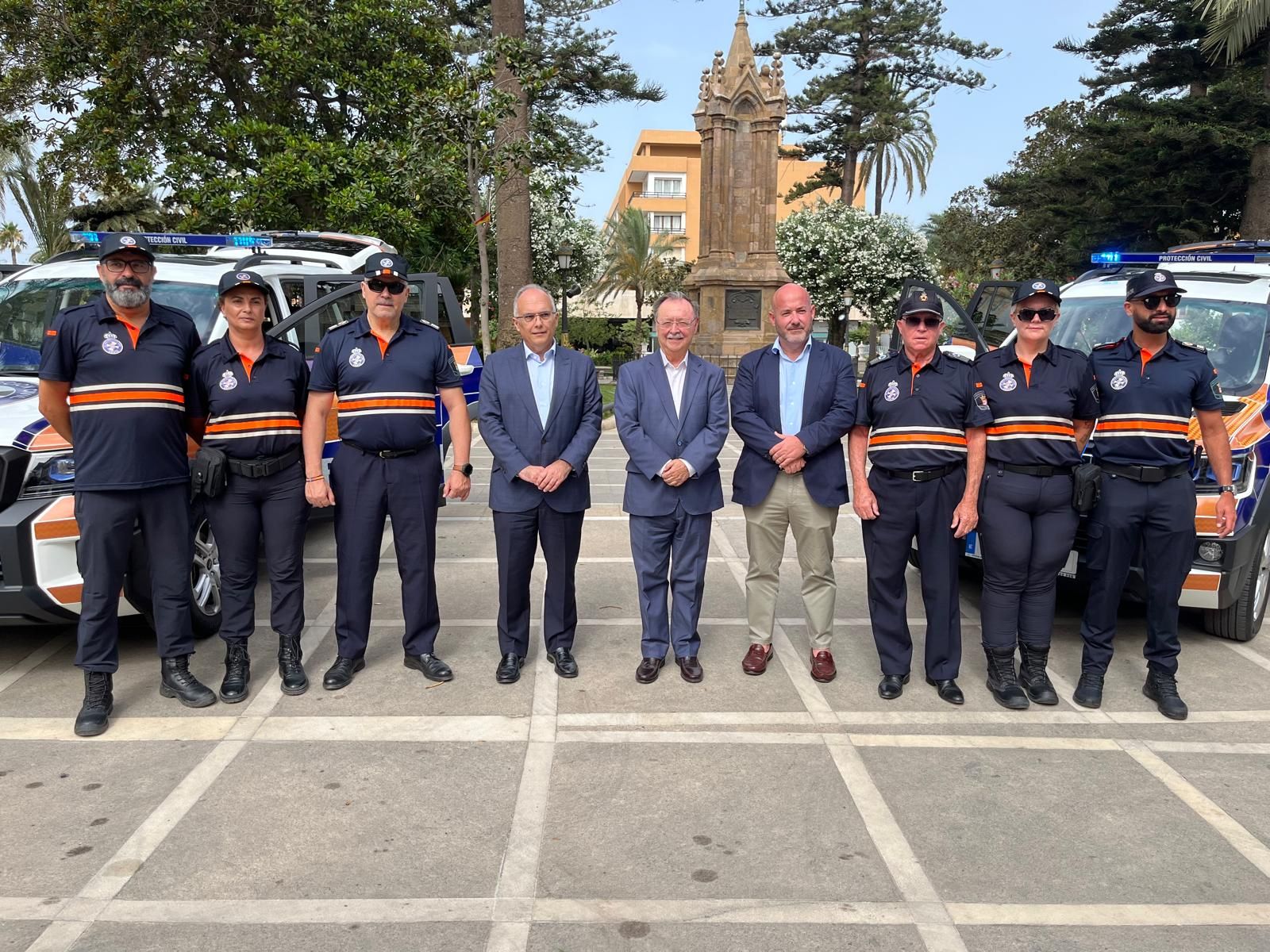 Personal de Protección Civil con Gaitán, Vivas y Puchol en el centro