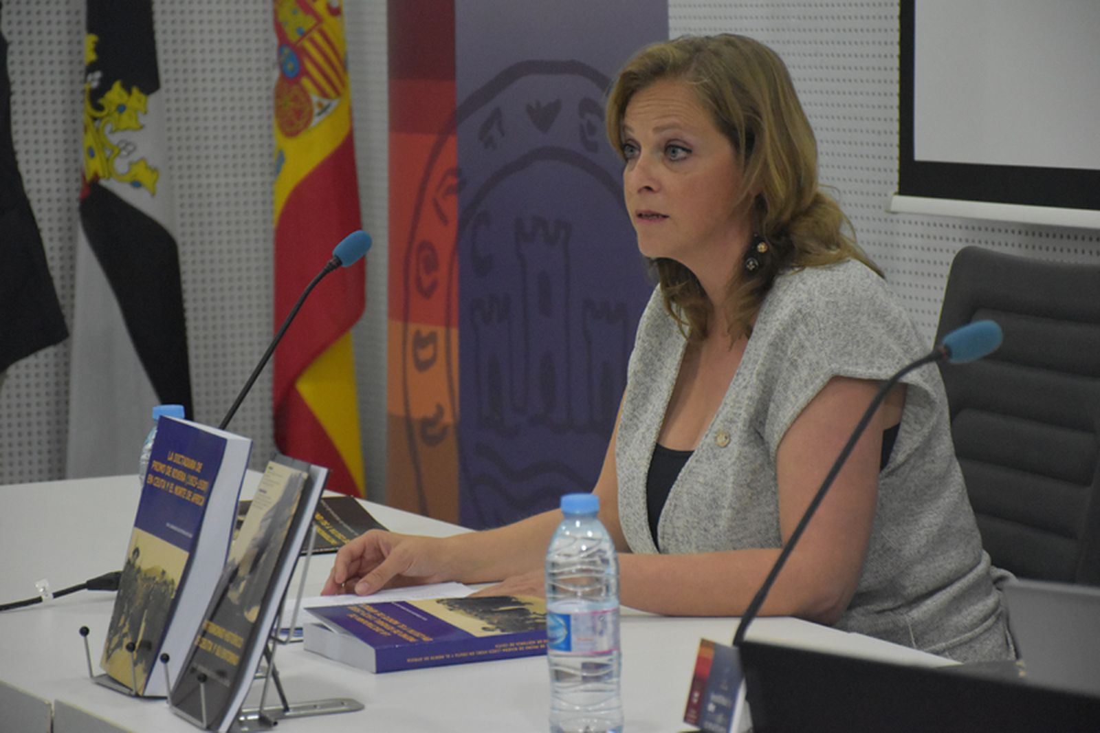 La decana de la sección de Historia del IEC, Guadalupe Romero, lee el acta de las anteriores jornadas. / FOTO G.S.