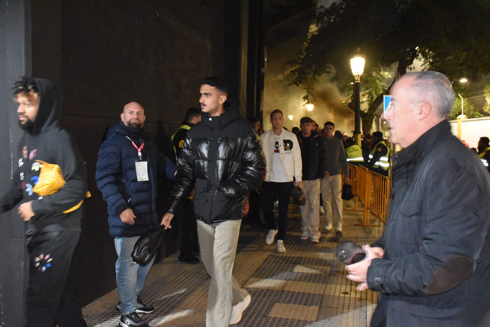 Los jugadores de ambos equipos ya llegan al Alfonso Murube