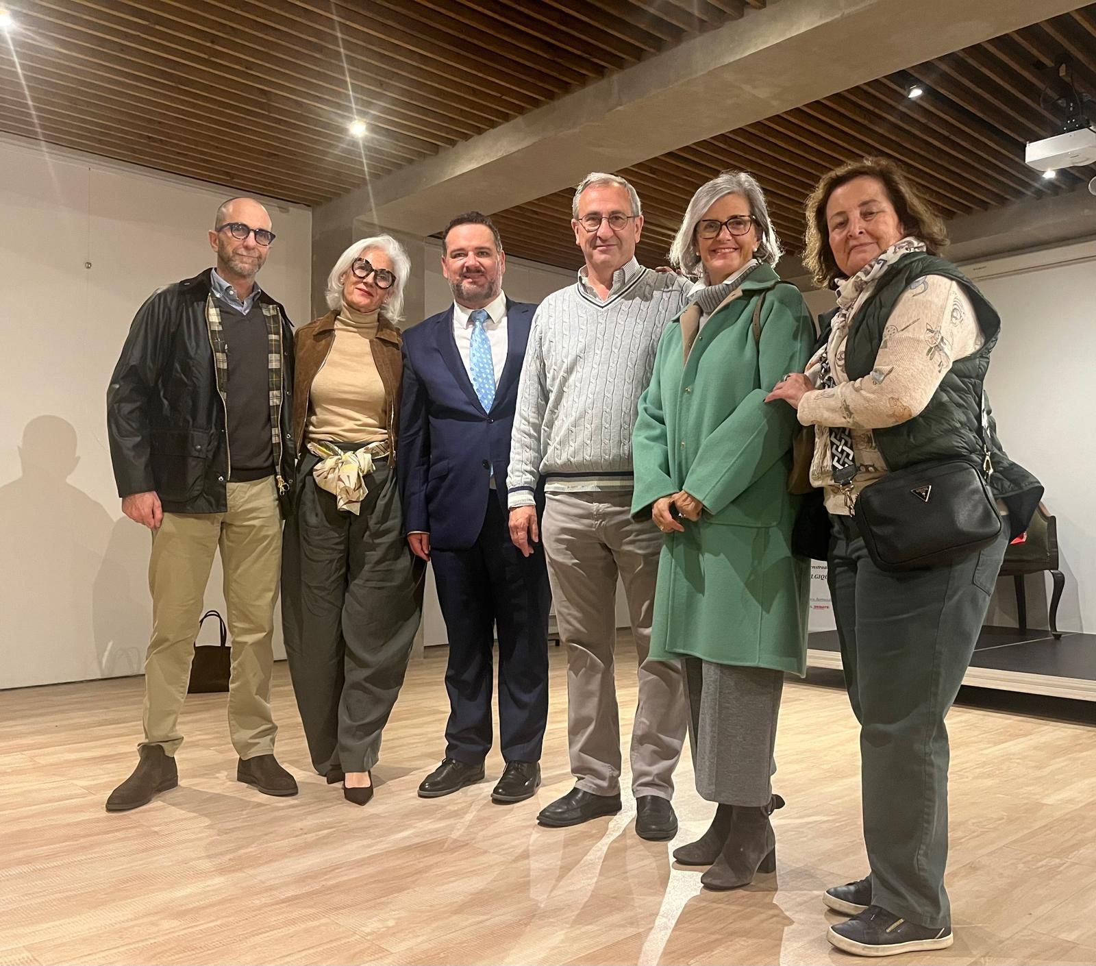 El historiador David Muñoz Arbona repasa la vinculación histórica de la ciudad con España y recuerda la crisis migratoria de julio en un encuentro que concluyó con una prolongada ovación y vítores de apoyo a Ceuta