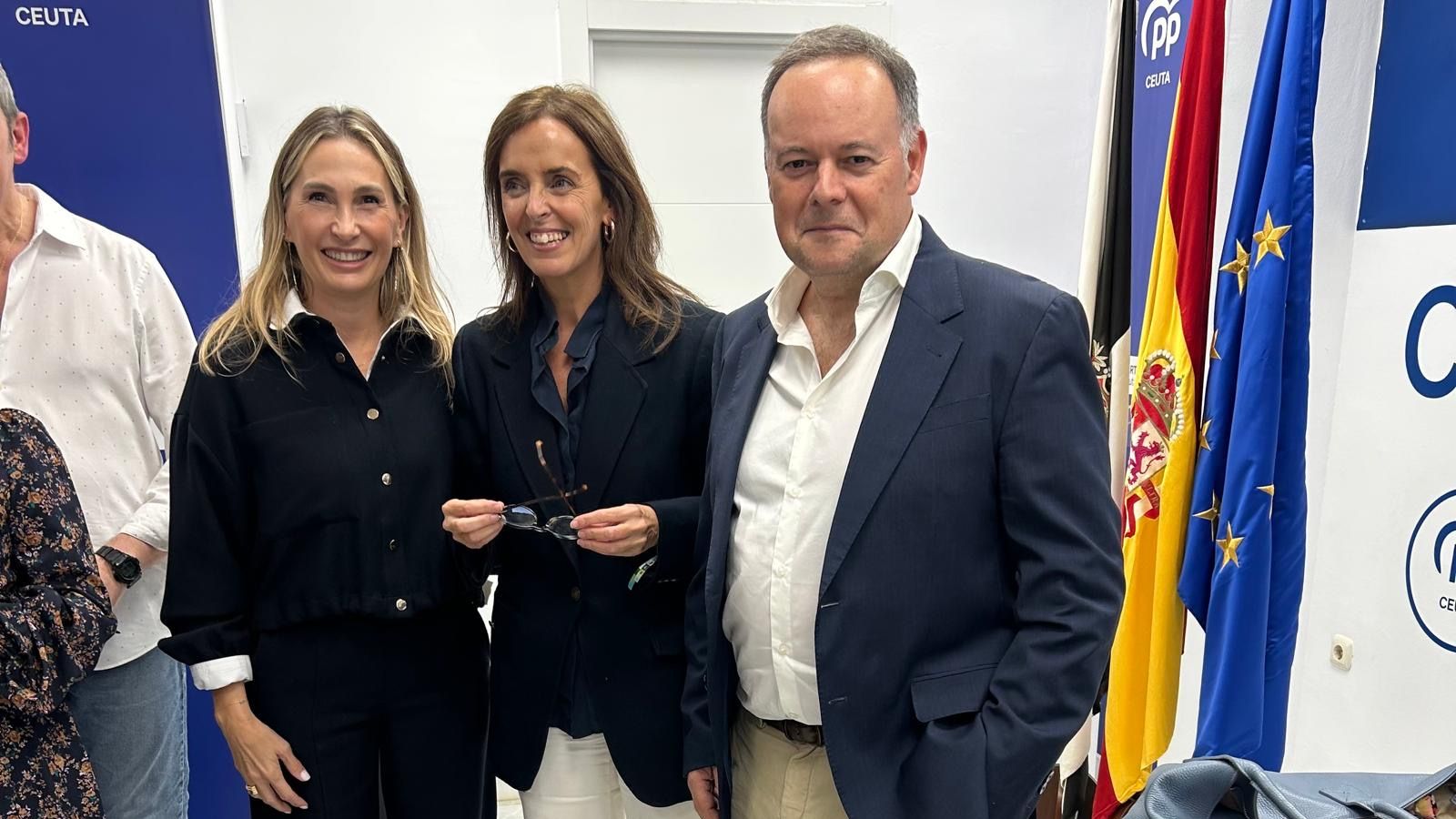 Carmen Fúnez posa junto al diputado Javier Celaya y la senadora Cristina Díaz