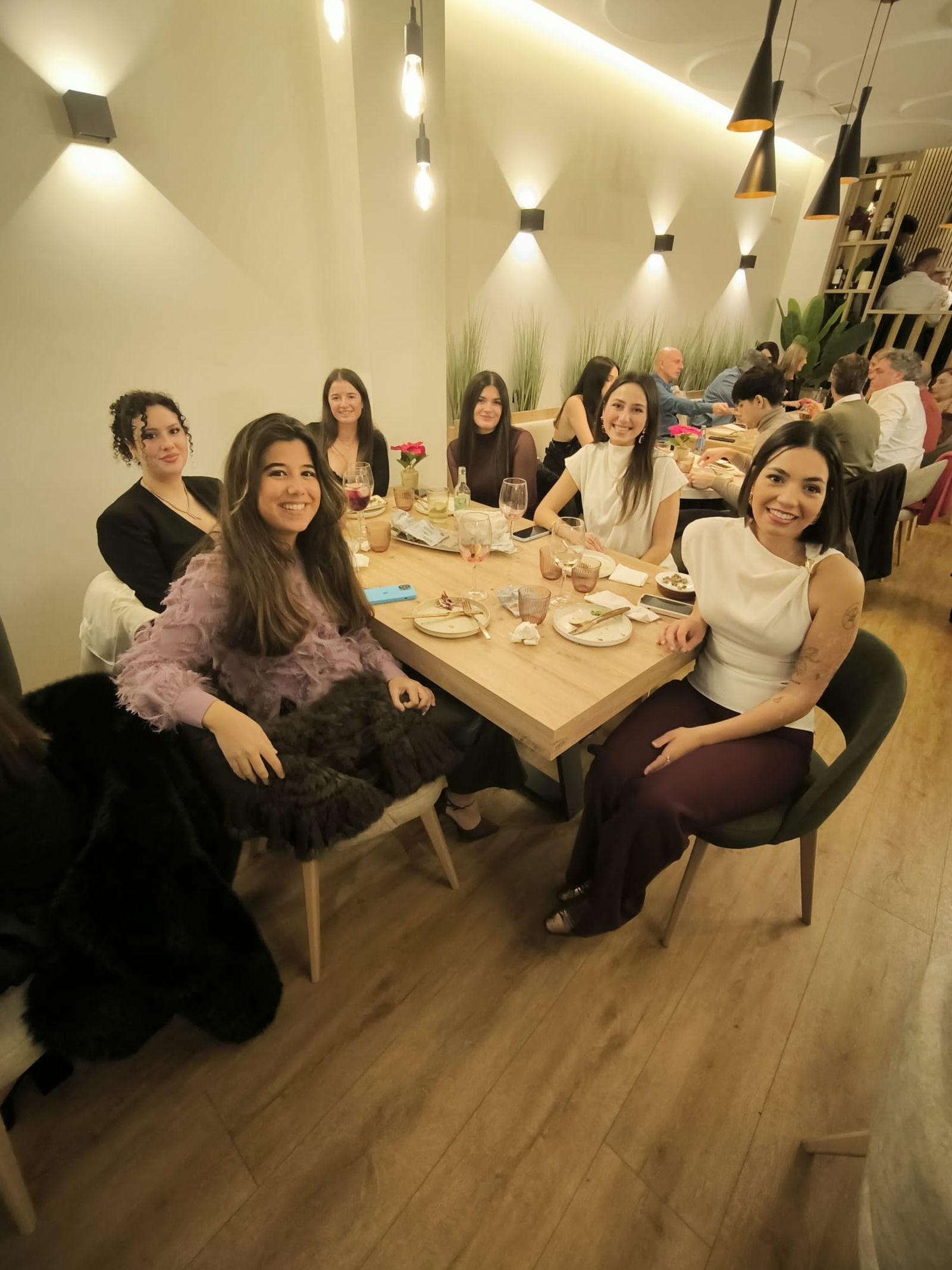 Los ceutíes se lanzan a la calle para celebrar la llamada 'Tardevieja' para despedir 2025