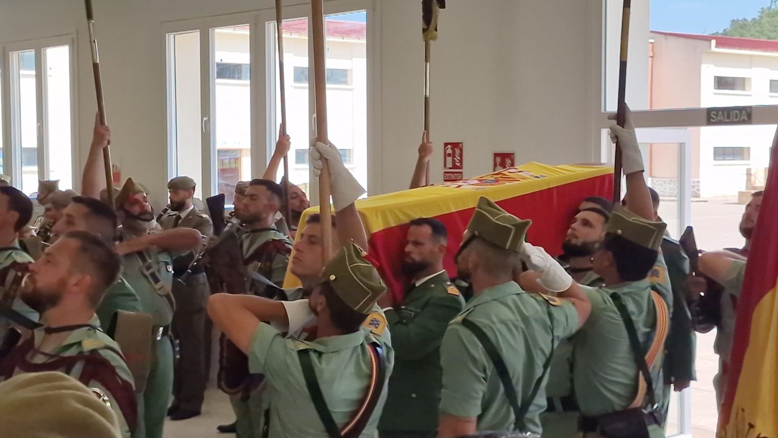 Compañeros de Kevin portando su féretro con la bandera de España este miércoles