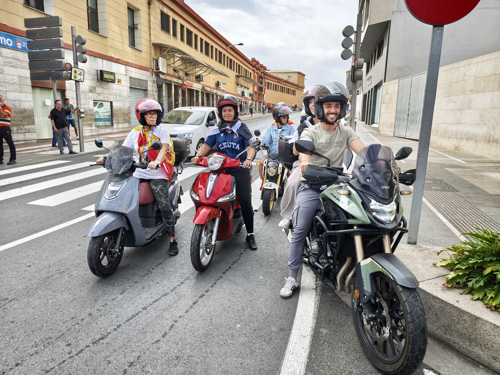 Cientos de motoristas se manifiestan por las calles de Ceuta
