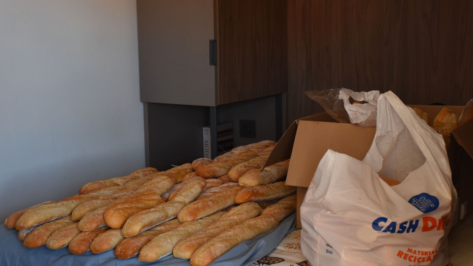 Las barras de pan que entregan a los migrantes