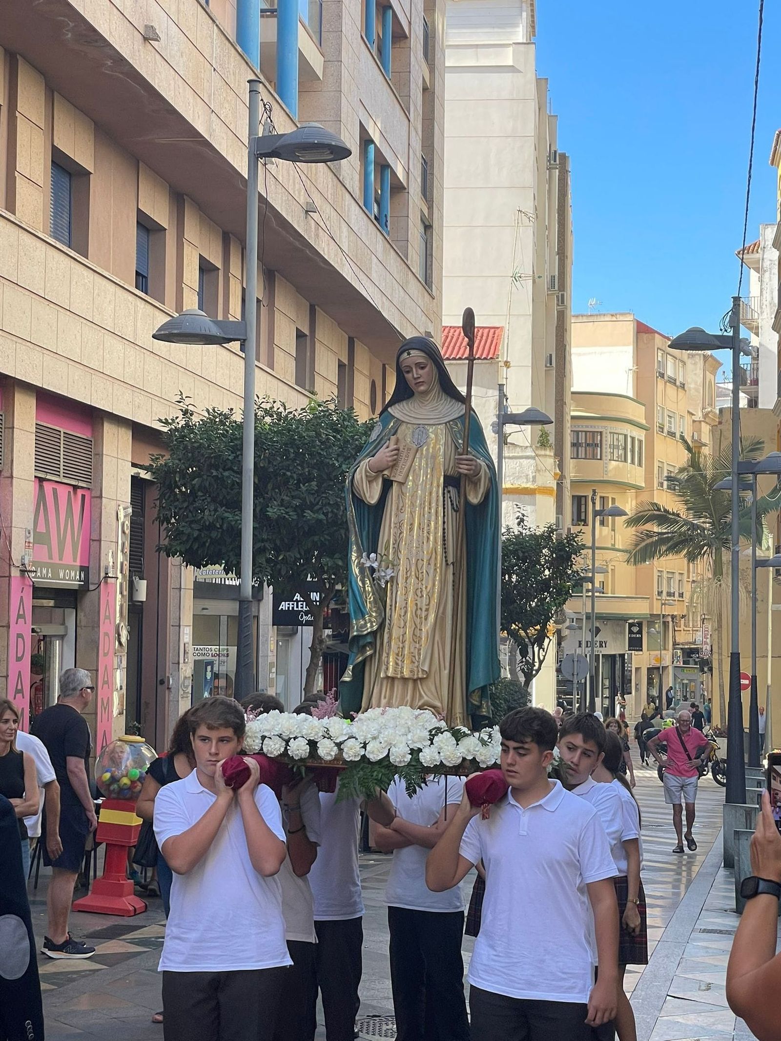 El Colegio Beatriz de Silva celebra la canonización de su patrona con un emotivo traslado de la Santa