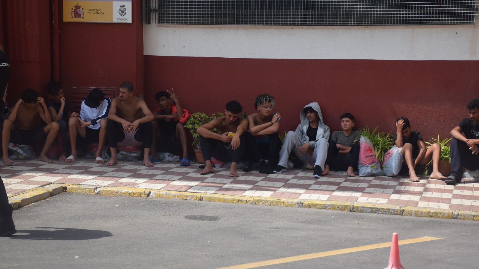 Migrantes a las puertas de la Jefatura Superior de Policía