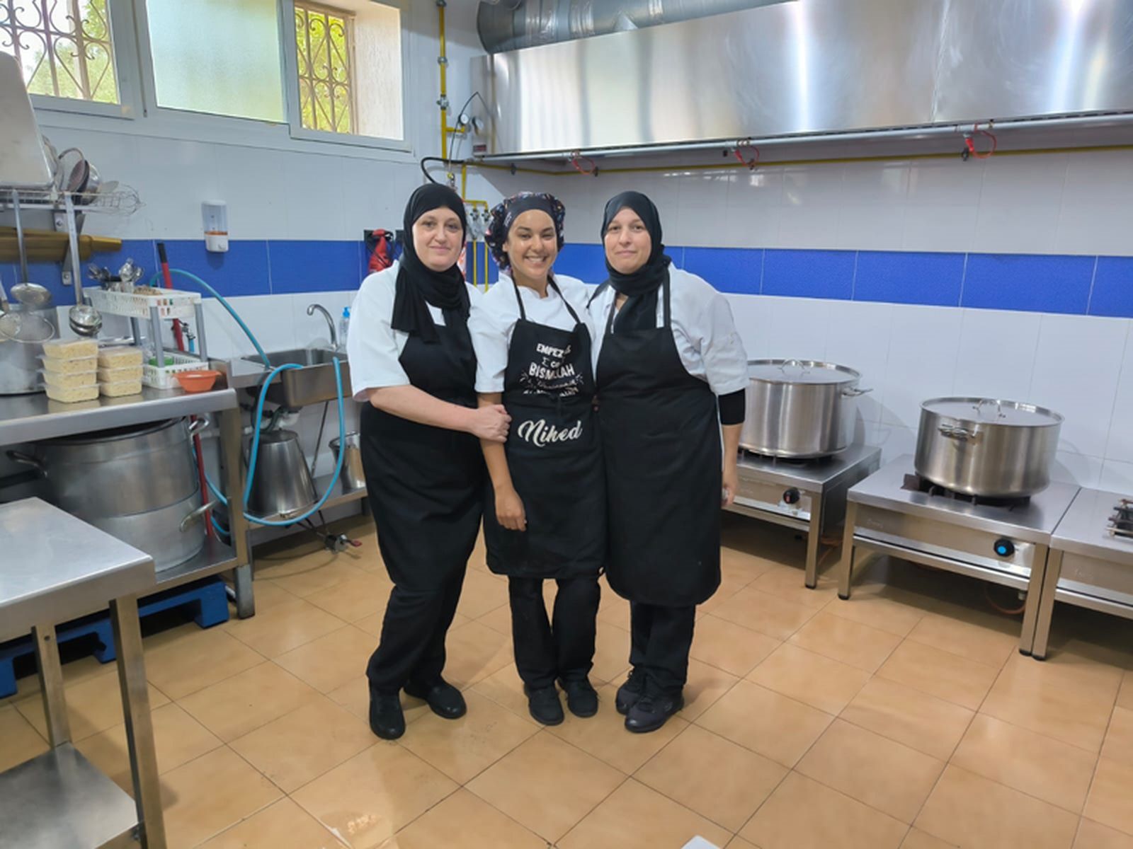 Tres de las cuatro cocineras de Luna Blanca este martes en el interior de la cocina. En el medio, Niha Amar. / FOTO NICOL´S