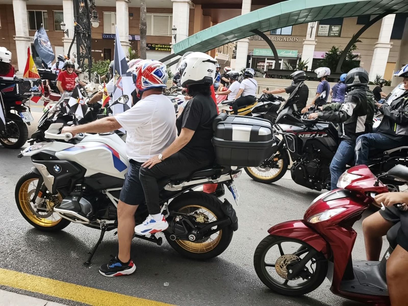 Cientos de motoristas se manifiestan por las calles de Ceuta