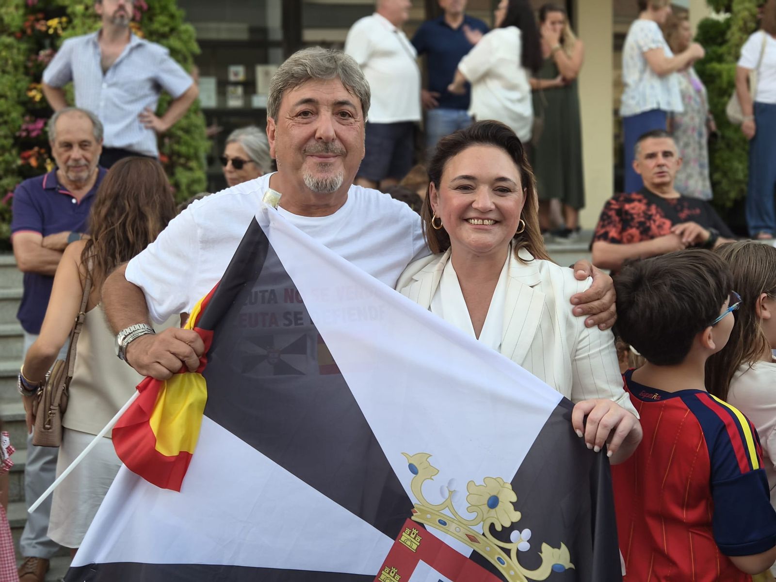La alcaldesa de Torremolinos, Margarita del Cid y Sergio García con la bandera de Ceuta