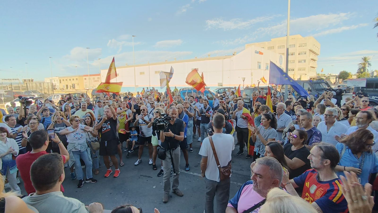 Los trabajadores del Puerto de Ceuta muestran su rechazo al asentamiento migrante