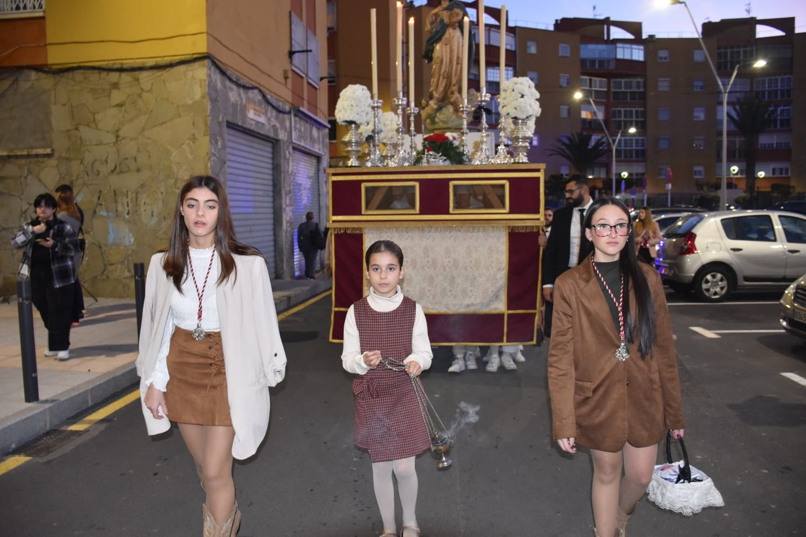 La Virgen de la Inmaculada procesiona por su barrio de Hadú
