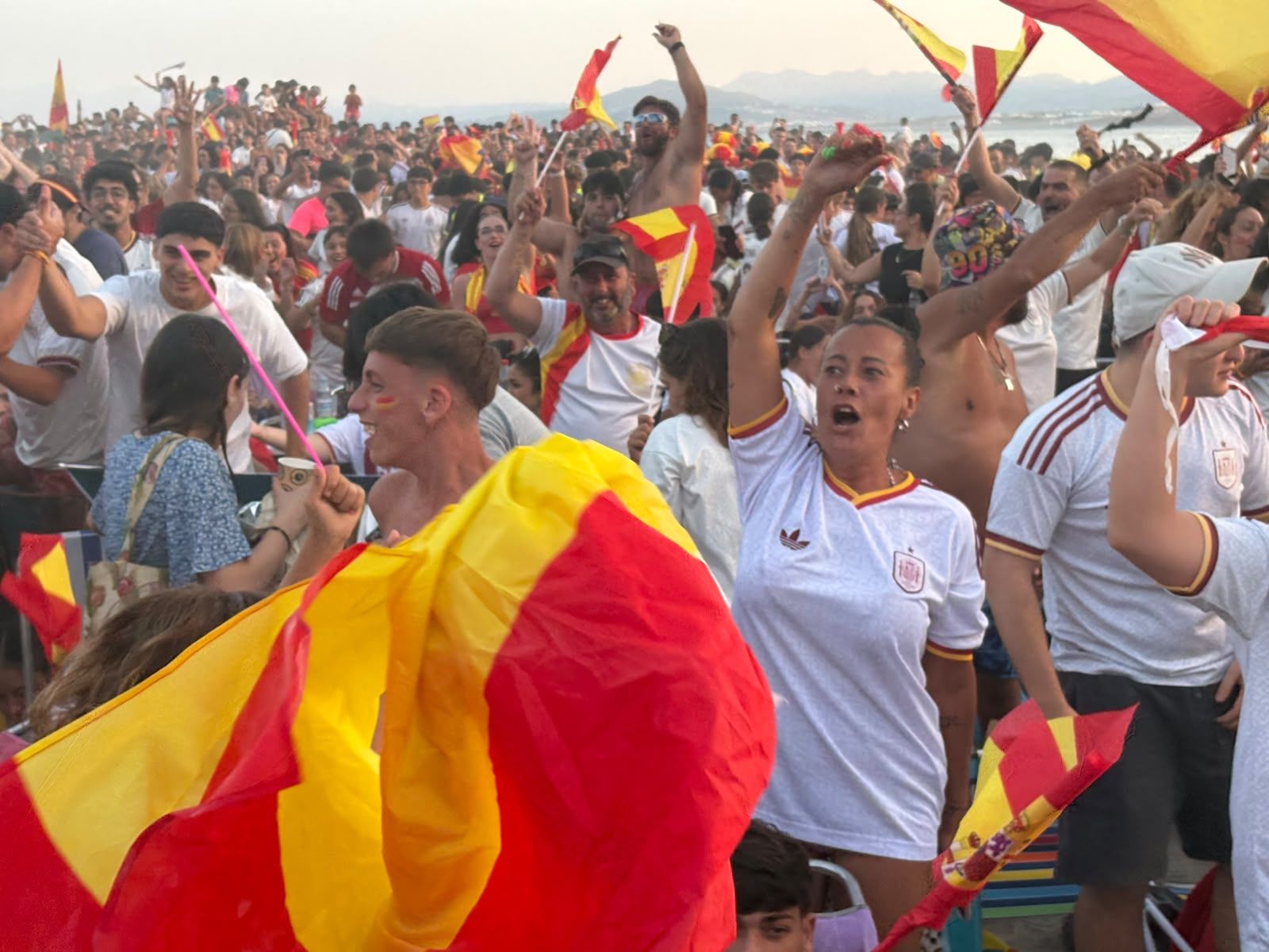 Ceuta se vuelca con España y dibuja de rojo y amarillo La Ribera