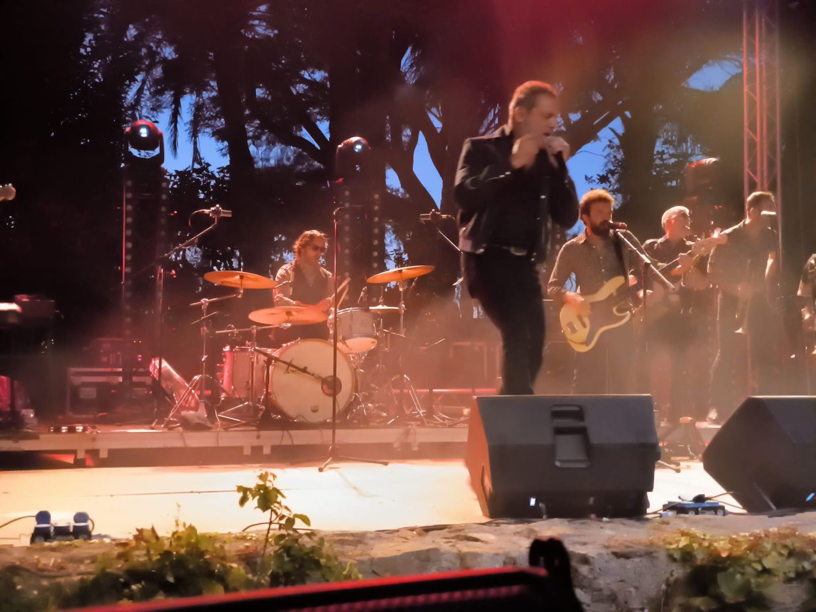 M-Clan convierte Ceuta en un enorme escenario de rock con una noche para el recuerdo