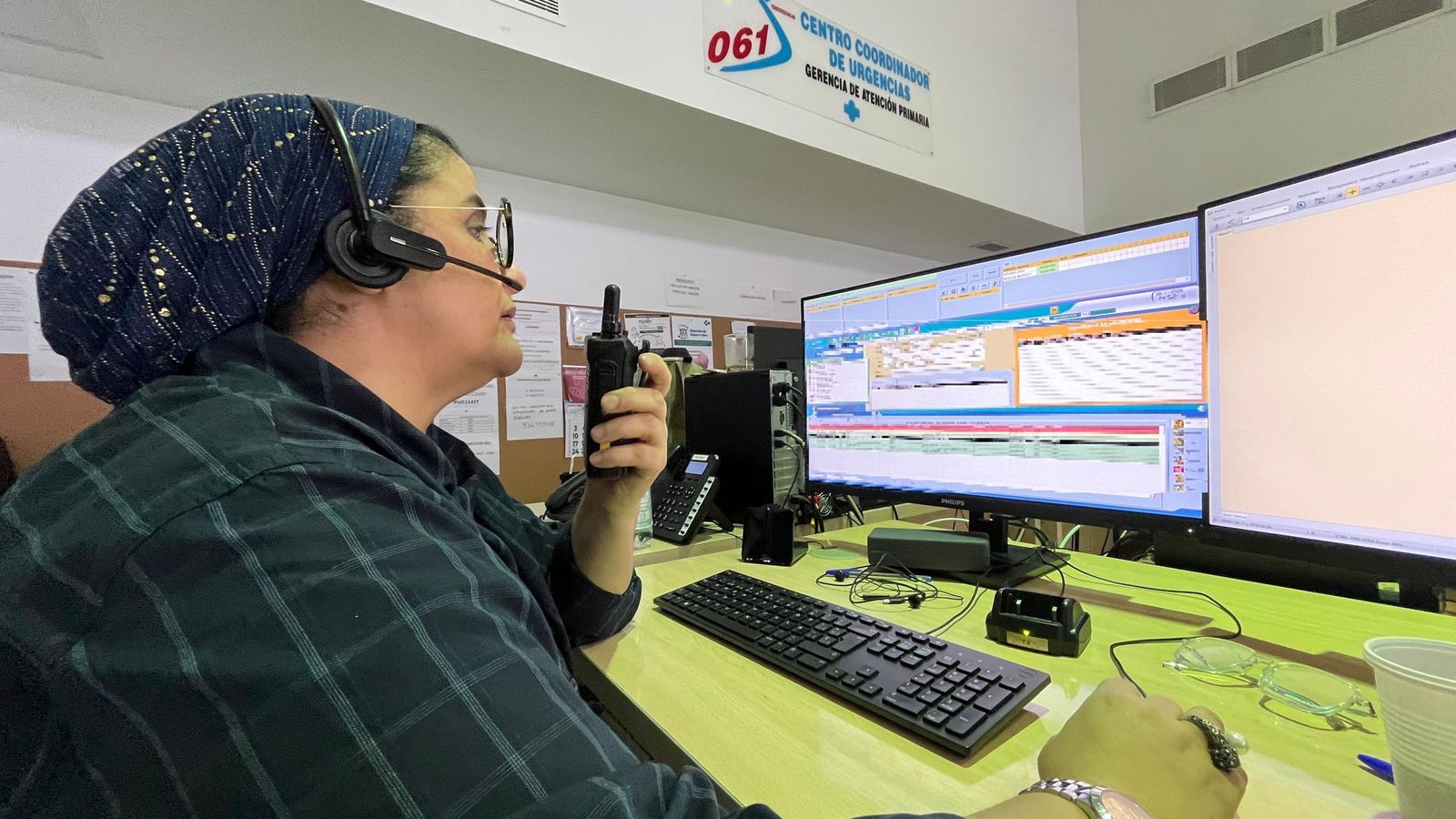 La teleoperadora del 061 Himo Mohamed este jueves, de servicio