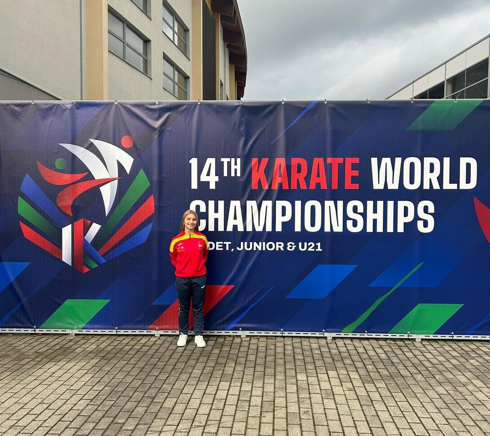 Julia posa junto al cartel del Mundial