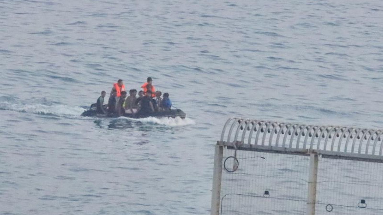 Migrantes recién rescatados del mar, este martes