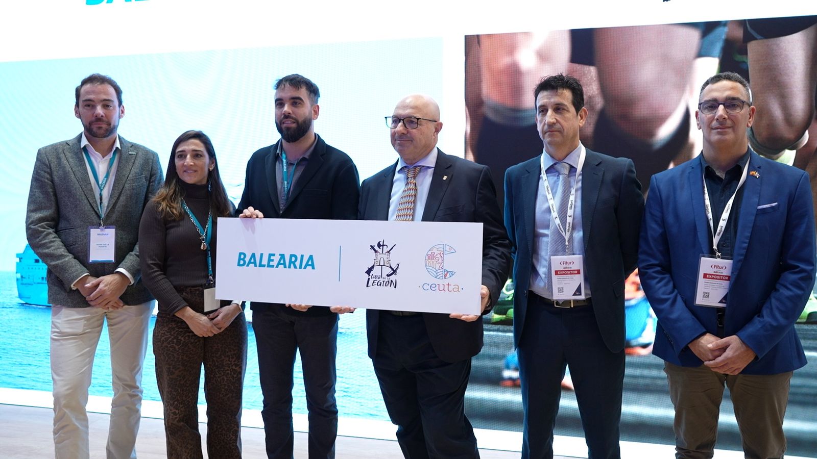 Representantes de Baleària posan junto al consejero Cecchi en FITUR