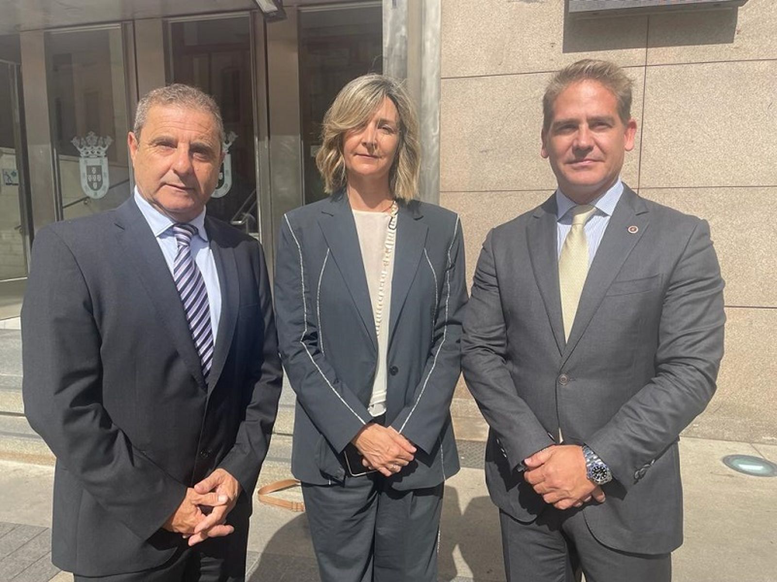 Enrique Alcoba, presidente de la Confederación de Empresarios de Melilla, Arantxa Campos, presidenta de la Confederación de Empresarios de Ceuta, y Karim Bulaix, presidente de la Cámara de Comercio de Ceuta. / FOTO E.P.