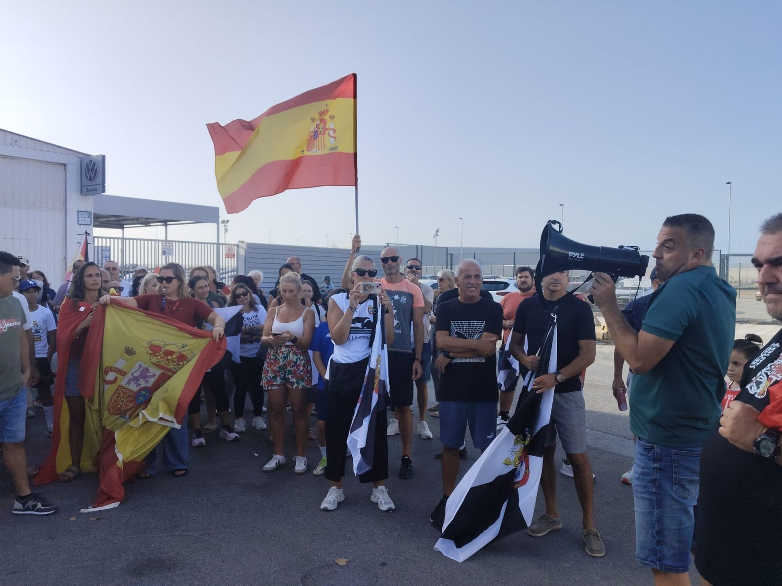 Ceuta se concentra contra el futuro asentamiento para acoger migrantes en el Muelle de Poniente