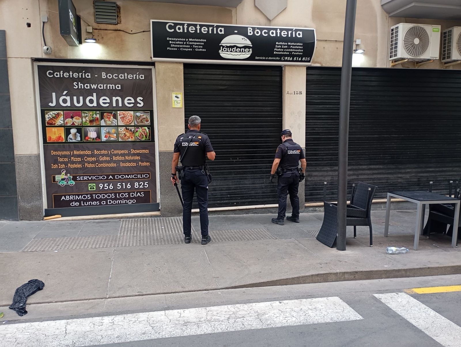 Dos agentes de Policía, ante las puertas del establecimiento