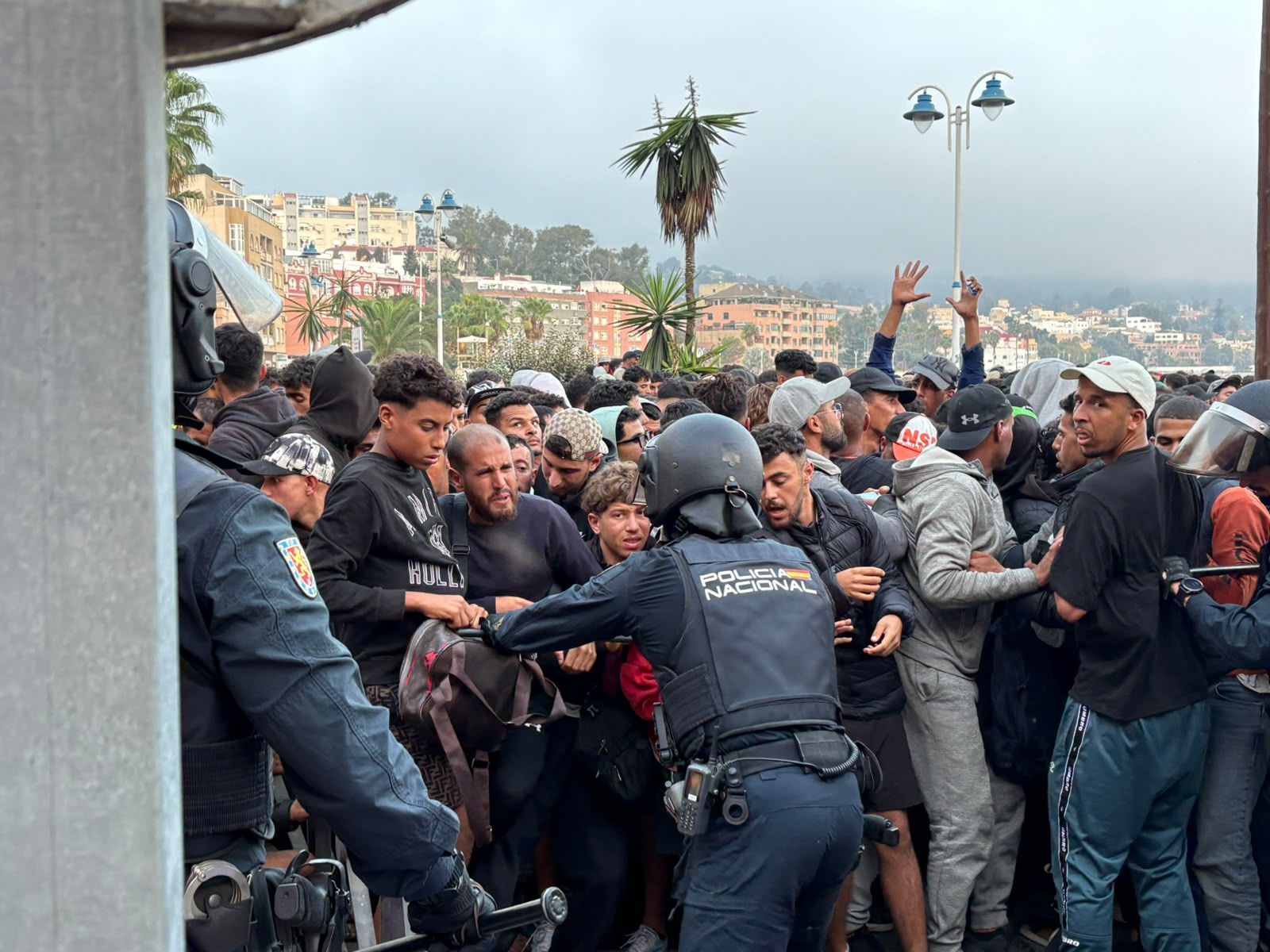 Tenso traslado  de más de  3.000 migrantes de las playas de Ceuta a un nuevo centro temporal