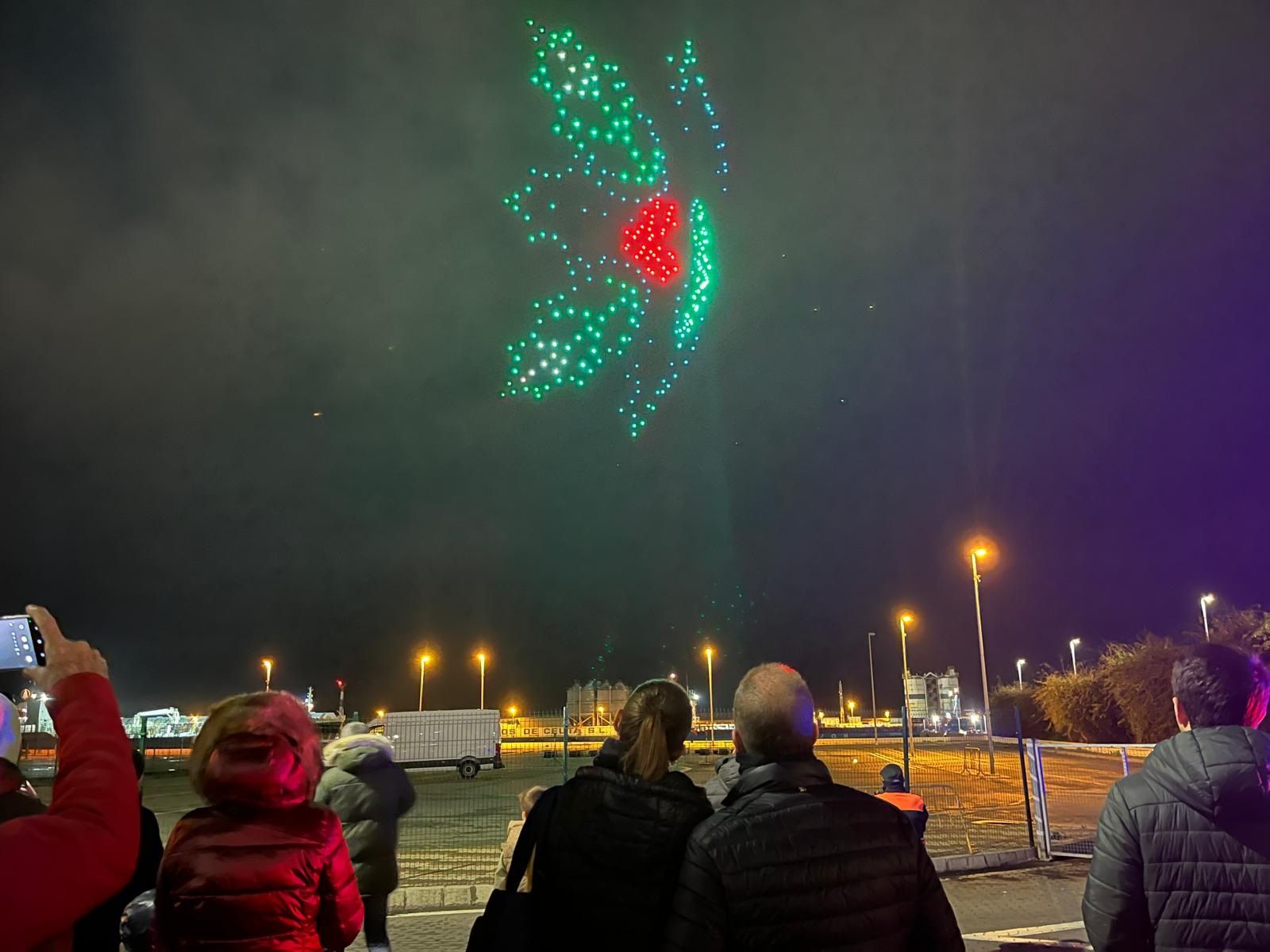 El cielo de Ceuta se ilumina con drones para dar la bienvenida a 2026 en un estreno multitudinario
