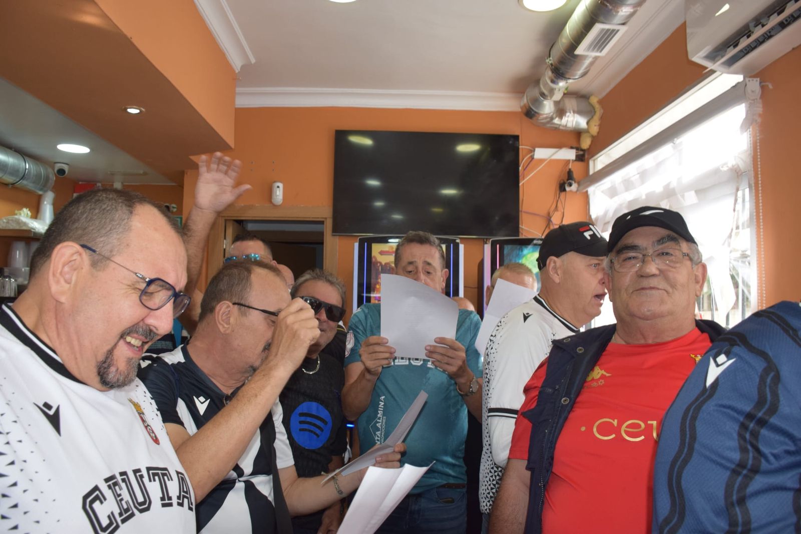 Las aficiones de Ceuta y Almería disfrutan del buen ambiente en la previa al partido