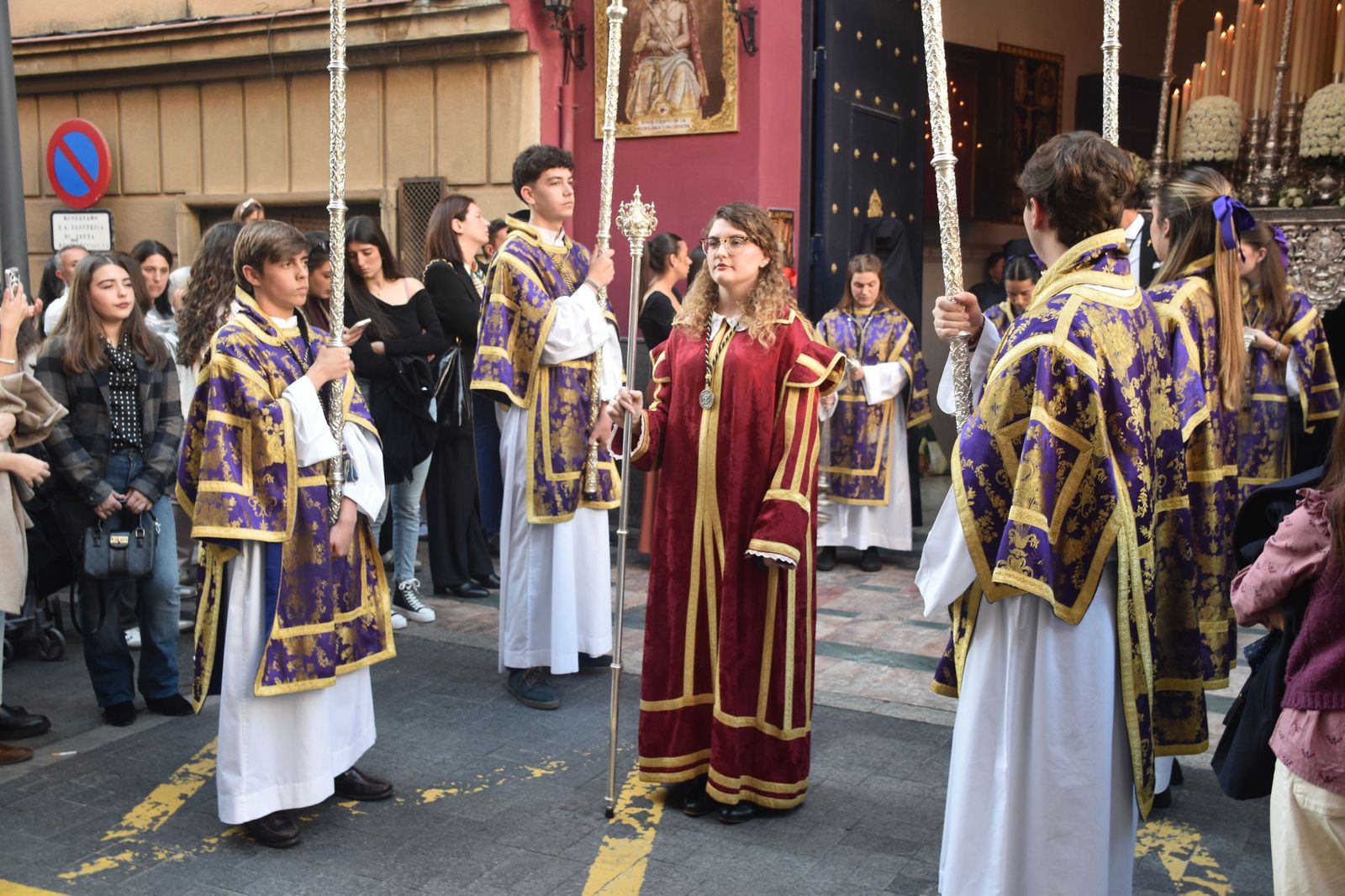 Aroma cofrade y estudiantil: Las Penas reina en el Jueves Santo