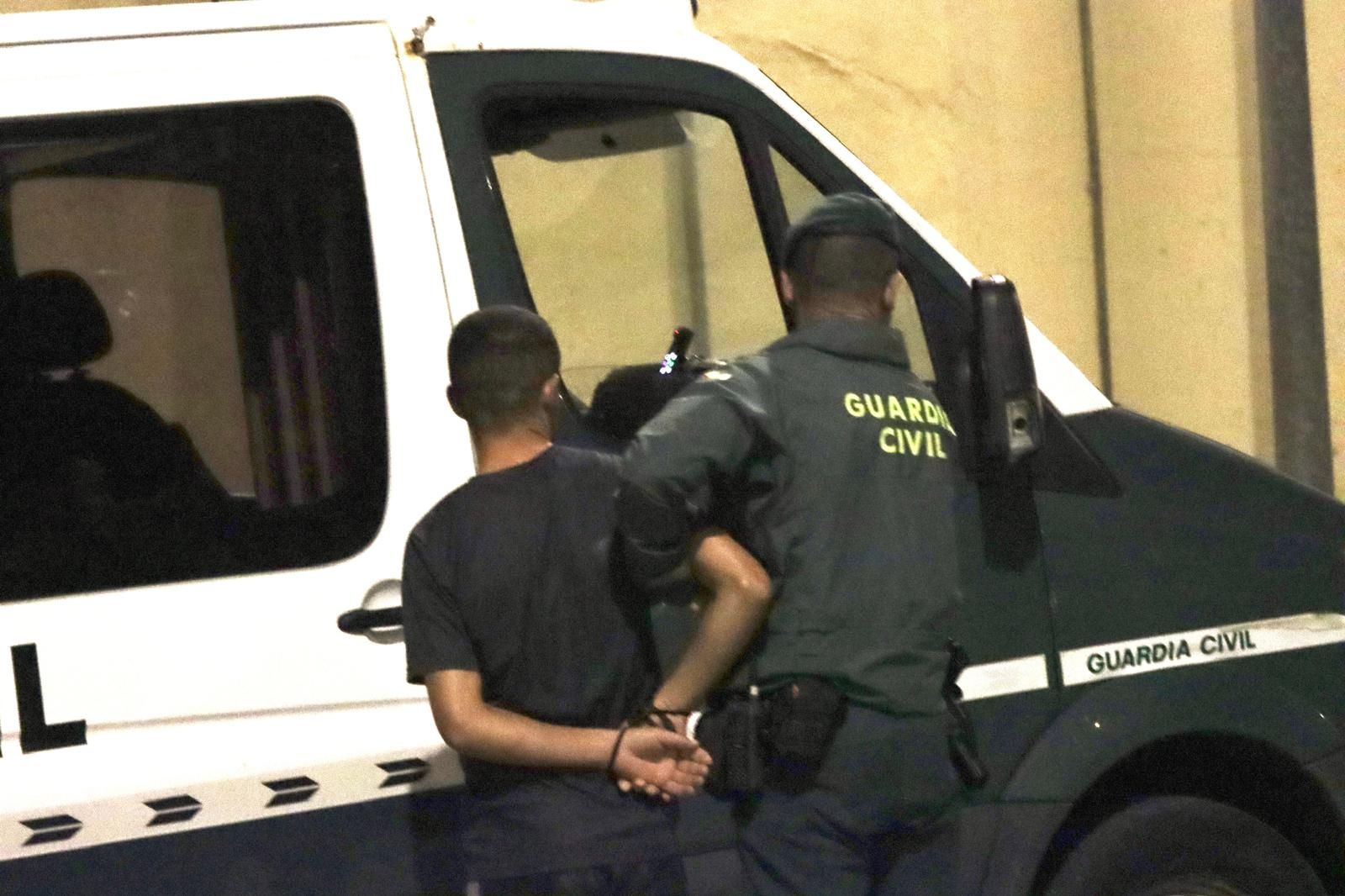 La Guardia Civil actua contra una ONG que repartía espray pimienta a los inmigrantes