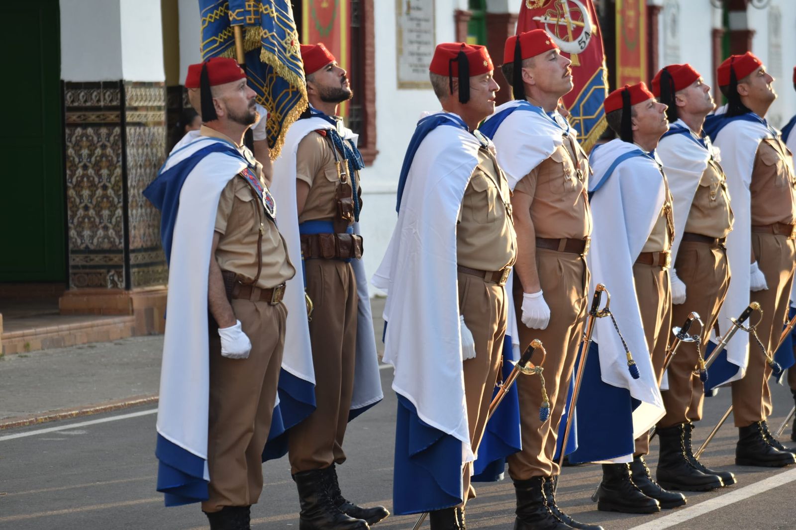El acuartelamiento González-Tablas acoge una parada militar por el 115 aniversario de Regulares